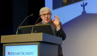 Stanley M. Bergman, Chairman of the Board und CEO von Henry Schein, Inc., bei der Eröffnungsrede der Nationalen Vertriebstagung in Berlin.