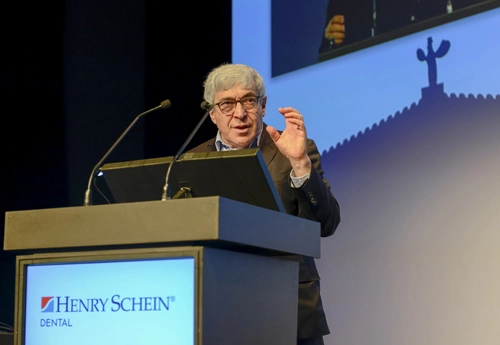 Stanley M. Bergman, Chairman of the Board und CEO von Henry Schein, Inc., bei der Eröffnungsrede der Nationalen Vertriebstagung in Berlin.