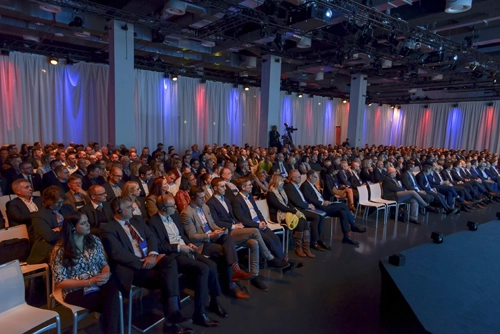 Unter dem Motto „The Power of Us“ versammelten sich fast 500 Teilnehmer zur 9. Nationalen Vertriebstagung von Henry Schein Dental Deutschland in Berlin.