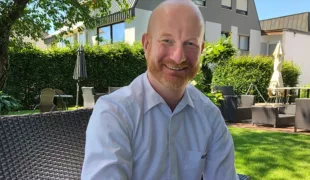 Michael Daniel, CFO und Teil des Vorstandsteams der DATRON AG, freut sich über seinen ersten Termin zur betrieblichen Corona-Schutzimpfung.