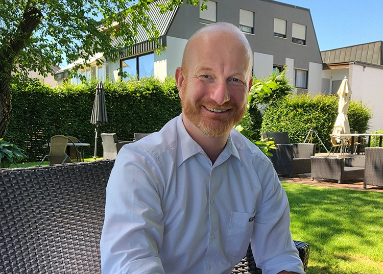 Michael Daniel, CFO und Teil des Vorstandsteams der DATRON AG, freut sich über seinen ersten Termin zur betrieblichen Corona-Schutzimpfung.