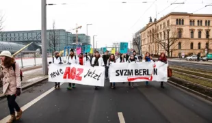 Die Zahnmedizinstudenten gaben ihre Forderung in einer Demonstation am 18. Januar 2017 in Berlin kund.