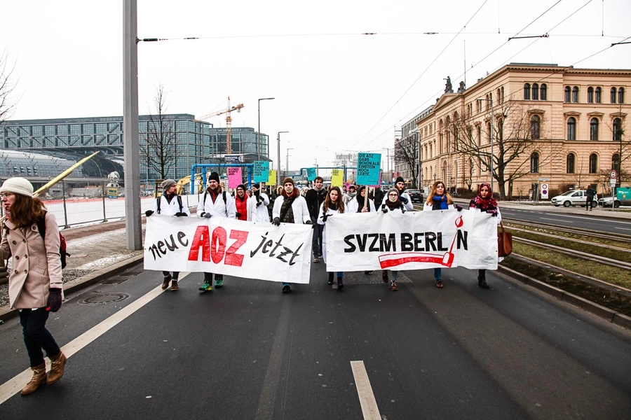 Die Zahnmedizinstudenten gaben ihre Forderung in einer Demonstation am 18. Januar 2017 in Berlin kund.
