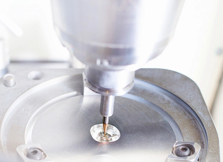 Beim Fräsen von Kobalt-Chrom-Zahnersatz sind die Anforderungen an Prozesssicherheit und Fertigungstoleranzen sowie an Werkzeug und Beschichtung bei Mack Dentaltechnik extrem hoch.