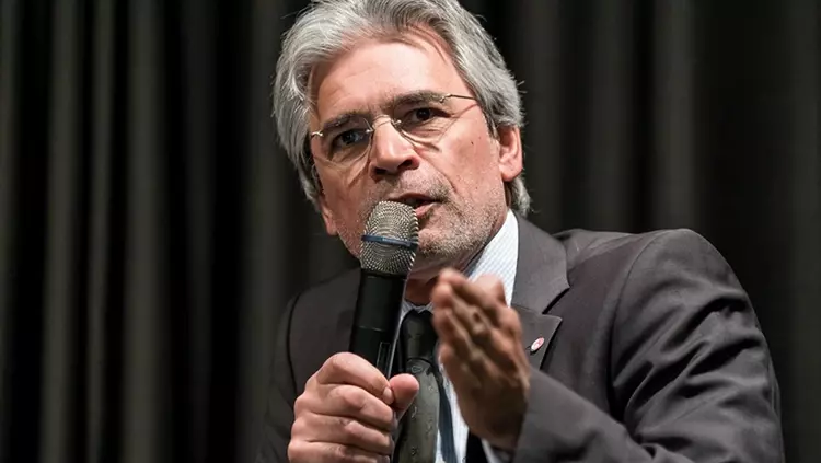 Prof. Dr. Dr. Ralf J. Radlanski ist neuer Präsident der Deutschen Gesellschaft für Aligner Orthodontie e.V. Die Mitgliederversammlung wählte ihn mit klarer Mehrheit an die Spitze des Verbandes.