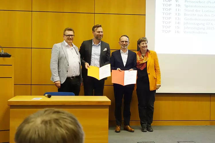 Prof. Dr. Christoph Benz (DGAZ-Vizepräsident, Preisträger 1 , Preisträger 2, Prof. Dr. Ina Nitschke (DGAZ-Präsidentin).