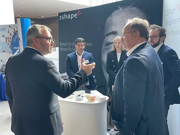 Dr. Ingo Baresel, Präsident der DGDOA, im Gespräch mit interessierten Teilnehmern und Ausstellern.