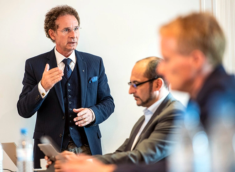 DGI-Präsident Prof. Dr. Dr. Knut A. Grötz (Wiesbaden, stehend) mit seinen Vorstandskollegen Prof. Dr. Dr. Bilal Al-Nawas (Mainz) und Prof. Dr. Frank Schwarz (Frankfurt, vorne) im Gespräch.