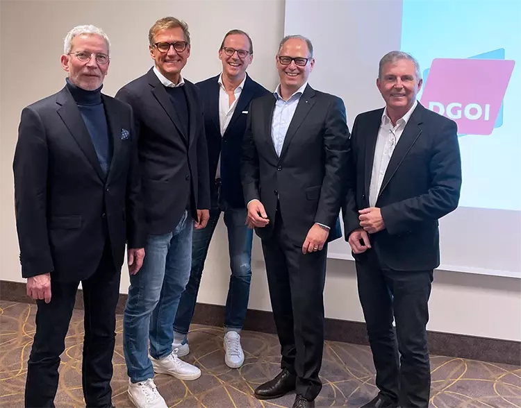 DGOI-Präsident Prof. Dr. Daniel Grubeanu (2.v.r.), wurde in der Mitgliederversammlung für weitere vier Jahre im Amt bestätigt. Vize-Präsident Dr. Dr. Ralf Smeets (m), Prof. Dr. Fred Bergmann (r), Dr. Kay Pehrsson (l) und Dr. Sven Görrissen neben ihm.