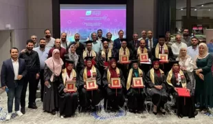 Die Absolventen des Conjoint Curriculum of Oral Implantology der DGOI in Libyen erhielten ihr Zertifikat von Dr. Jan Klenke, Beisitzer im DGOI-Vorstand, und Prof. Dr. Mohamend El Kabir, Chairman des DGOI Program Examination Committee in Libyen.
