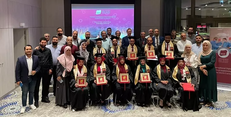 Die Absolventen des Conjoint Curriculum of Oral Implantology der DGOI in Libyen erhielten ihr Zertifikat von Dr. Jan Klenke, Beisitzer im DGOI-Vorstand, und Prof. Dr. Mohamend El Kabir, Chairman des DGOI Program Examination Committee in Libyen.
