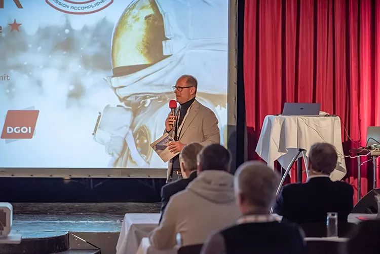 Prof. Dr. Daniel Grubeanu, Präsident der DGOI, eröffnete am Nachmittag des 11. März 2023 das 16. Wintersymposium ImpAct Zürs Austria der DGOI vor über 20 Experten und rund 60 Teilnehmenden.