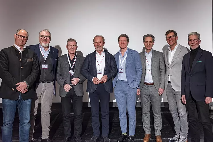Über 20 namhafte Experten waren zum 16. Wintersymposium der DGOI gekommen, um mit den Teilnehmenden ihr Wissen und ihre Erfahrung zu teilen, hier Prof. Dr. Daniel Grubeanu, Präsident der DGOI, mit Dr. Detlef Hildebrand, Berlin, Prof. Dr. Fred Bergmann, DGOI-Vorstandsmitglied, Dr. Jochen Mellinghoff, Ulm, Dr. Dr. Nico Laube, erweiterter DGOI-Vorstand, Dr. Babak Saidi, Neuss, Dr. Sven Görrissen MSc, DGOI-Vorstandsmitglied und Dr. Kay Pehrrsonn, Schatzmeister der DGOI.