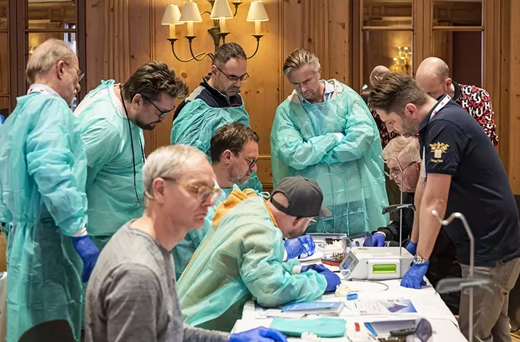 Während des Wintersymposiums ImpAct Zürs Austria der DGOI wurde ein entspannter, kollegialer Austausch auf Augenhöhe unter den Teilnehmenden und mit den Referenten gelebt. So entstand über die vier Tage eine kollegiale Gemeinschaft mit einer Gemeinsamkeit: die Leidenschaft für die orale Implantologie.
