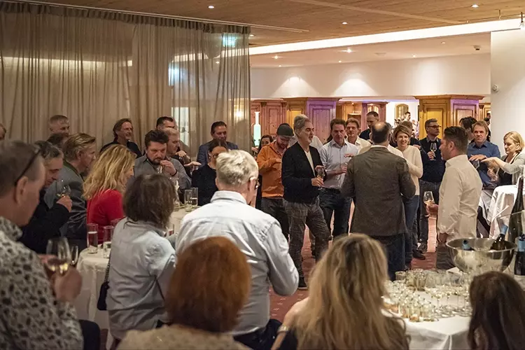 Während des 16. Wintersymposiums ImpAct Zürs Austria der DGOI gab es auch ein Rahmenprogramm, zum Beispiel eine abendliche Weinprobe mit wissenswerten Informationen über österreichische Weine.