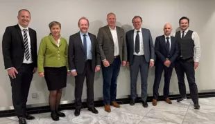 Der neue DGZMK-Vorstand (v.l.): Dr. Jens Baresel, Prof. Dr. Anne Wolowski, PD Dr. Dietmar Weng, Prof. Dr. Peter Proff, Prof. Dr. Jörg Wiltfang, Dr. Stefan Ries, Dr. Dr. Markus Tröltzsch.