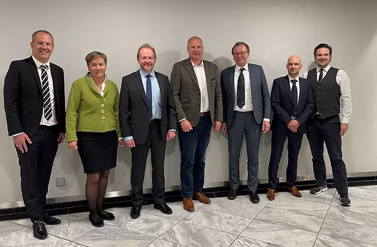 Der neue DGZMK-Vorstand (v.l.): Dr. Jens Baresel, Prof. Dr. Anne Wolowski, PD Dr. Dietmar Weng, Prof. Dr. Peter Proff, Prof. Dr. Jörg Wiltfang, Dr. Stefan Ries, Dr. Dr. Markus Tröltzsch.