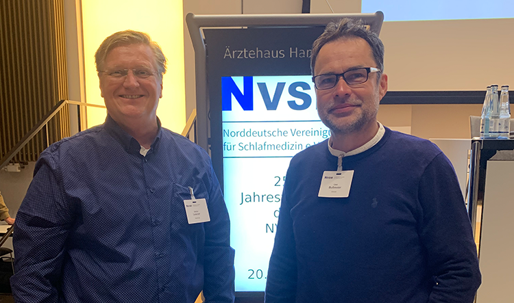 Der im Oktober 2023 neu gewählte Vorstand besteht aus dem 1. Vorsitzenden Stefan Leisner, Hamburg (li), 2. Vorsitzenden Uwe Bußmeier, Greven (re) und Kassenwart Uwe Mahn, Hamburg (nicht im Bild).