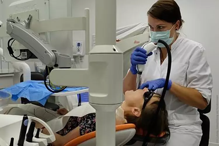 Chairside-Anwendung der Intraoral-OCT-Sonde in der 
Leipziger Poliklinik für Zahnerhaltung und Parodontologie.