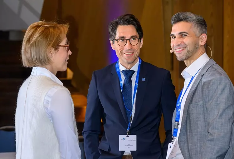 v.l.n.r: Die Tagungspräsidenten im
Gespräch mit dem DG PARO-Präsident:
Dr. Stefanie Kretschmar, Prof. Dr. Henrik
Dommisch, Prof. Dr. Jamal Stein