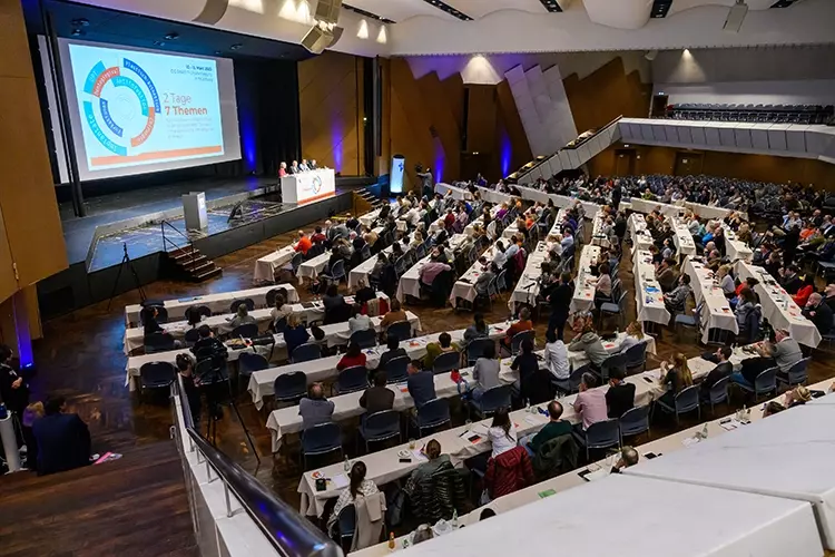Ca. 450 Gäste waren vor Ort zur
DG PARO-Frühjahrstagung im Maritim
Congress Centrum Würzburg.