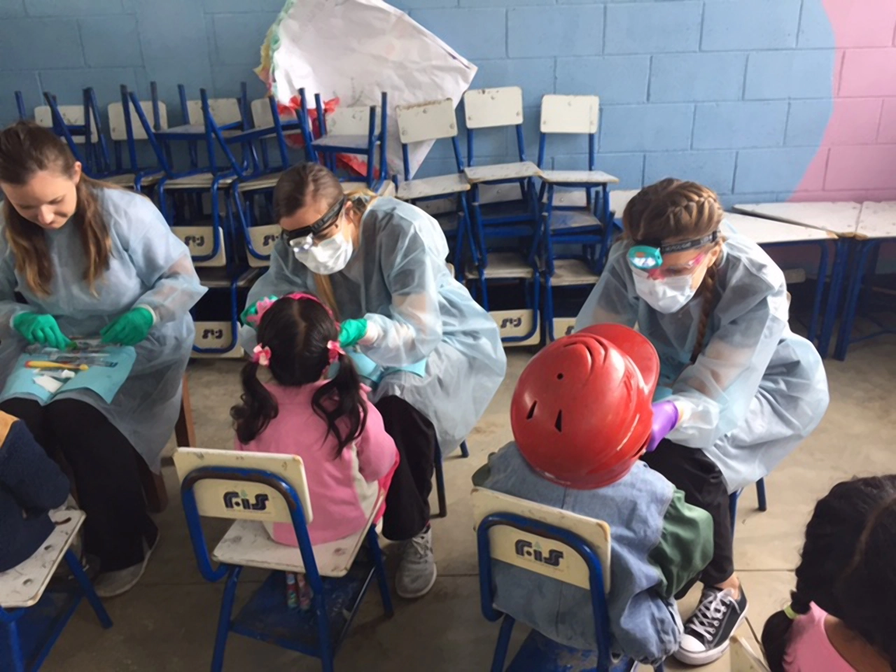 Dentalhygienikerinnen von Young Innovations behandeln Kinder in Guatemala.