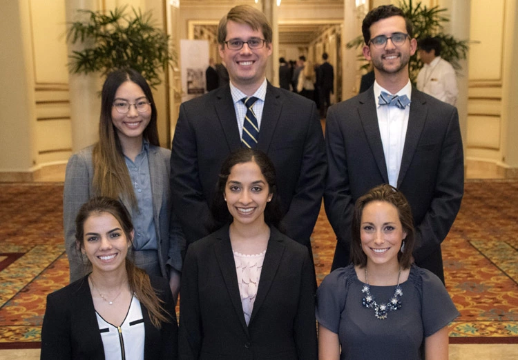 Die Preisträger 2019 des SCADA-Wettbewerbs von AADR und Dentsply Sirona (v.l.n.r.); hintere Reihe: Quynh Nguyen, Patrick Donnelly und Blake Crosby; vordere Reihe: Alexandra Oklejas, Deepti Karhade und Kathleen Schessler.