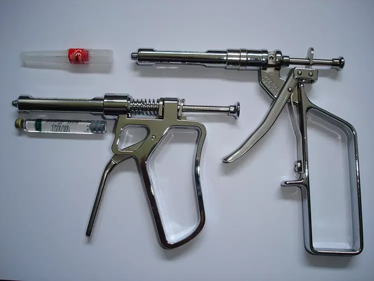 Abb. 1: ILA-Pistolenspritzen Ligmaject und Peripress.