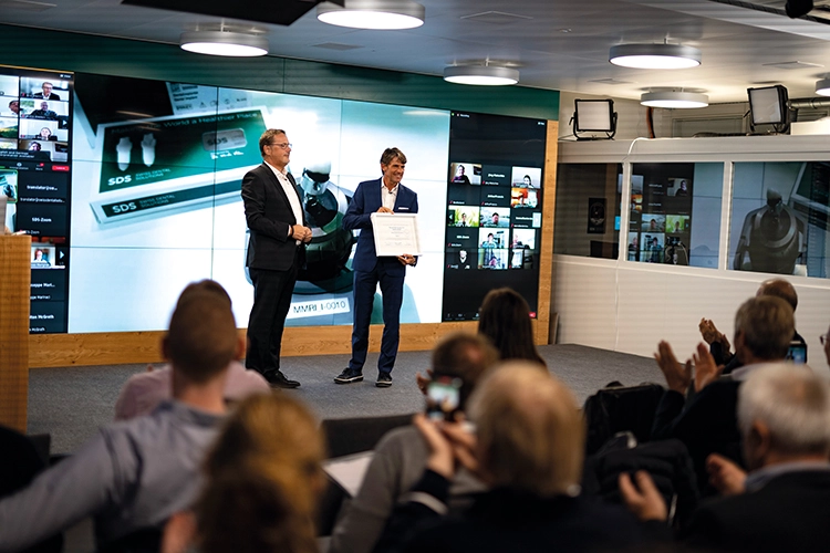 Dr. Dirk U. Duddeck, Gründer und Managing Direktor der CleanImplant Foundation, überreichte Dr. Karl Ulrich Volz die begehrte „CleanImplant Trusted Quality Certification“ für das Keramikimplantatsystem SDS 2.2.