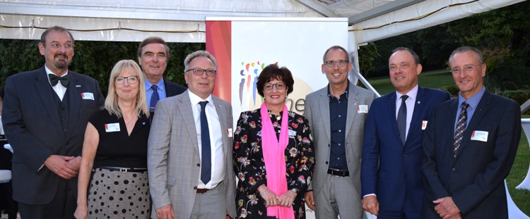 V.l.n.r.: Prof. Dr. Dr. Andreas Hensel, Dr. Heike Winter, Dr. Michael Frank, Dr. Edgar Pinkowski, Ursula Funke, Kai Klose, Stephan Allroggen, Dr. Ingo Stammberger.