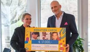Amann Girrbach CFO Jörg Mayer und die Repräsentantin der Austrian Cleft Kinder-hilfe, Stephanie Günther, bei der Scheckübergabe.