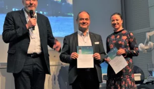 Prof. Bernd Kordaß (l.) stellt die Preisträger vor: Dr. Conrad Kühöl und Frau Dr. Maximiliane Schlenz.