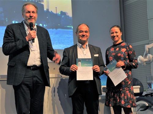 Prof. Bernd Kordaß (l.) stellt die Preisträger vor: Dr. Conrad Kühöl und Frau Dr. Maximiliane Schlenz.