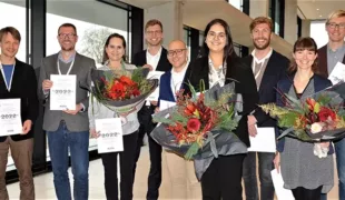 Die Preisträger des AGK Forschungs- und Videopreises 2022 v.l.: Dr. Tim Hausdörfer, Prof. Wolfgang Bömicke, Prof. Brigitte Ohlmann, ZA Clemens Lechte, Toni Bornmann ZTM, Dr. Tuba Aini, ZA J. Lucas P. Awiszus, Dr. Elena Günther mit Florian Fuchs M.Sc.