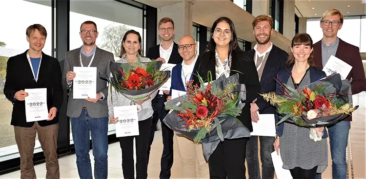 Die Preisträger des AGK Forschungs- und Videopreises 2022 v.l.: Dr. Tim Hausdörfer, Prof. Wolfgang Bömicke, Prof. Brigitte Ohlmann, ZA Clemens Lechte, Toni Bornmann ZTM, Dr. Tuba Aini, ZA J. Lucas P. Awiszus, Dr. Elena Günther mit Florian Fuchs M.Sc.