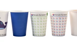 Die neuen Mundspülbecher von Henry Schein bestehen aus Rohstoffen aus nachhaltiger Waldbewirtschaftung und sind in verschiedenen Varianten erhältlich.