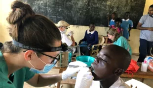 Dentists for Africa e.V. setzt sich seit vielen Jahren für Projekte in Kenia ein, um benachteiligten Menschen vor Ort einen besseren Zugang zur medizinischen Versorgung zu ermöglichen.