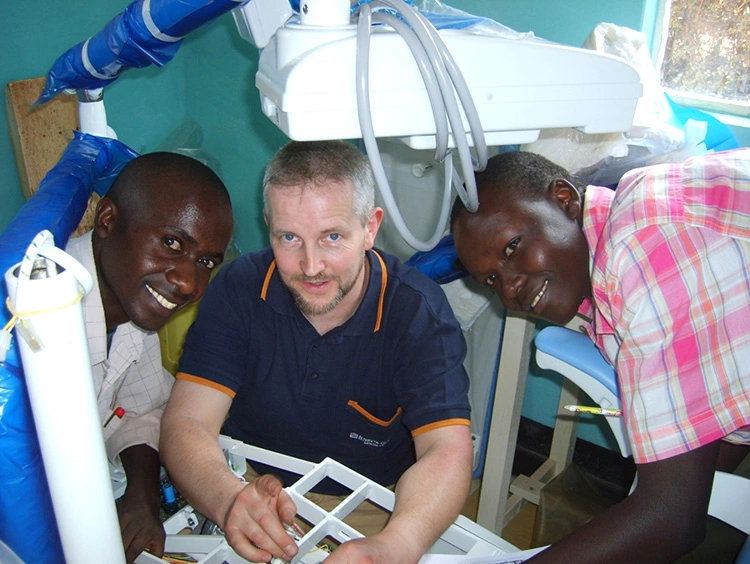 Torsten Rauch, Dentaltechniker bei Henry Schein Dental Deutschland, unterstützt den Verein mit kostenlosen Reparaturen und Schulungen des Personals vor Ort.