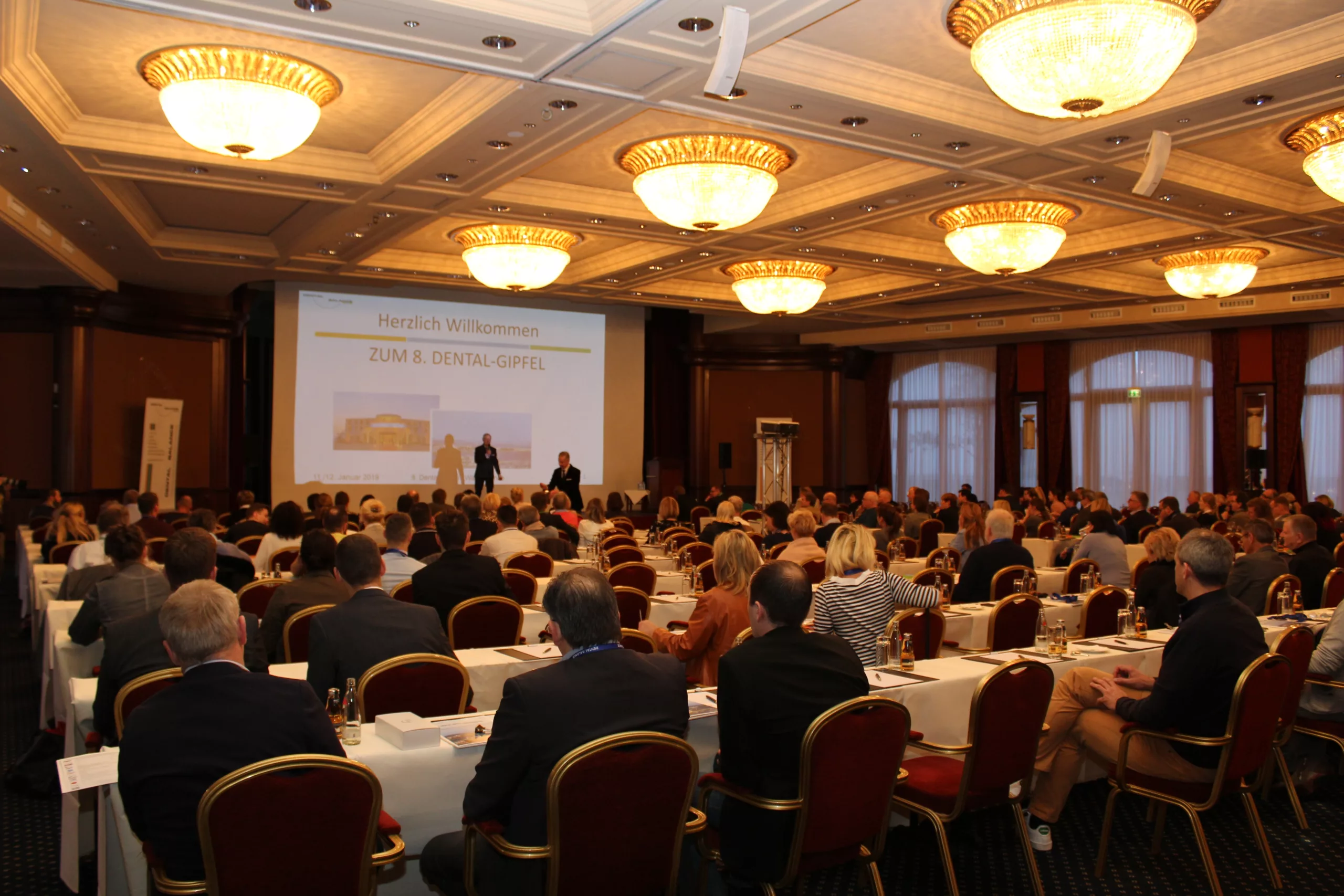 Mehr als 400 Teilnehmer kamen zum Auftakt des dentalen Fortbildungsjahres in Warnemünde.