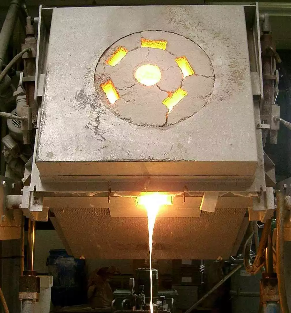 Die flüssige Glasmasse wird zur Abkühlung in ein Wasserbecken gegossen.