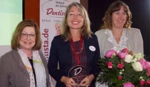 Dentista e.V. verleiht Dr. Anke Klas (Mitte) den „Hirschfeld-Tiburtius-Preis“ 2018. Es gratulieren herzlich Laudatorin und Wissenschaftliche Beirätin PD Dr. Dr. Christiane Gleissner (li.) und Präsidentin Dr. Susanne Fath.