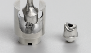 Die Aufnahme der Titan Abutmentrohlinge erfolgt über einen eigens für inLab MC X5 entwickelten Halter. Mit der speziellen Spindle-Touch-Technologie wird der Rohling inkl. Schraubenkanal präzise erfasst.