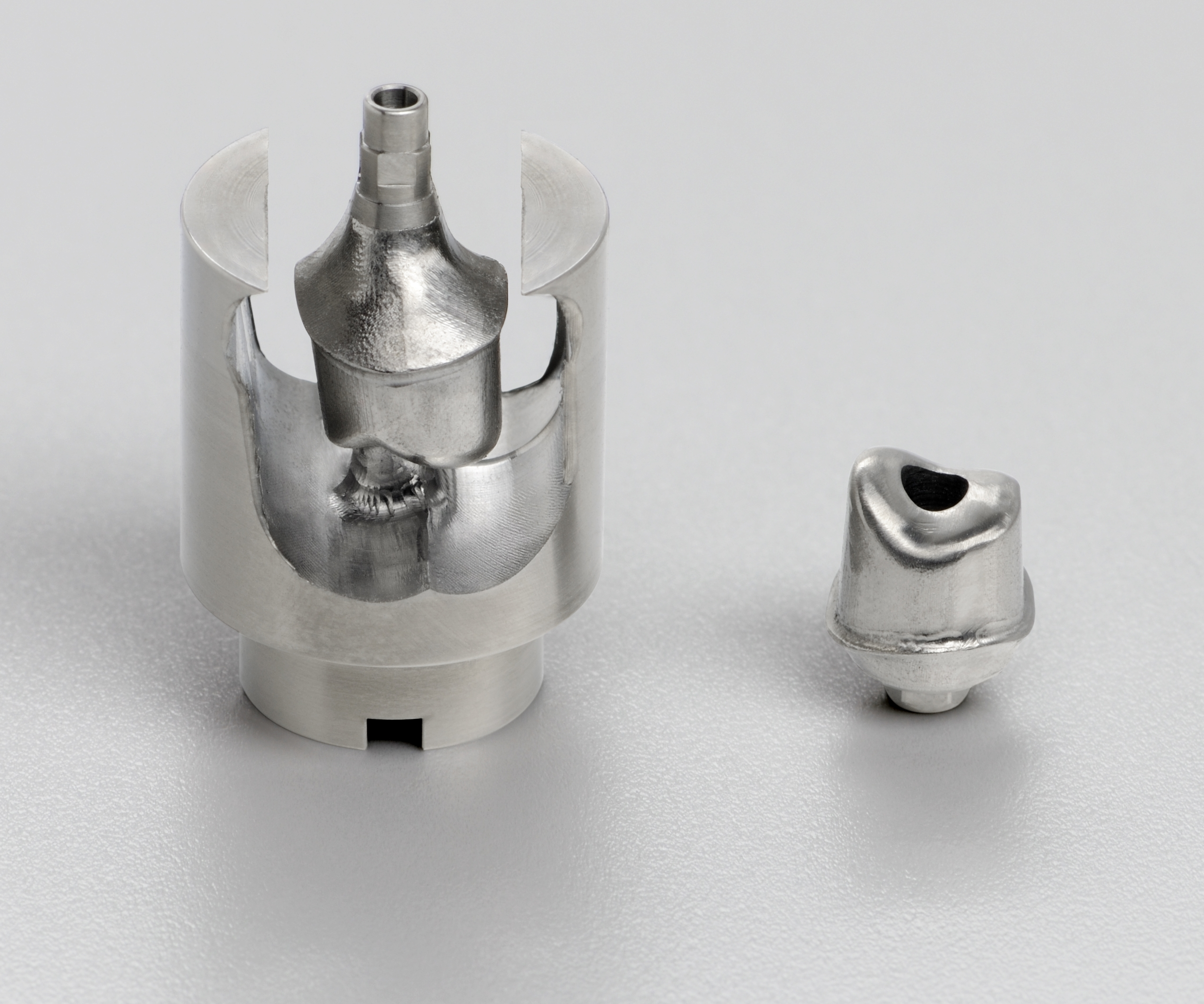 Die Aufnahme der Titan Abutmentrohlinge erfolgt über einen eigens für inLab MC X5 entwickelten Halter. Mit der speziellen Spindle-Touch-Technologie wird der Rohling inkl. Schraubenkanal präzise erfasst.