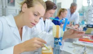 Es ist heftig umstritten, unter welchen Voraussetzungen ein Praxislabor angenommen werden darf. ©auremar/fotolia.com