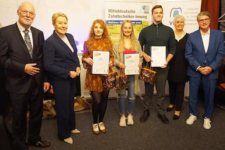 VDZI-Vorstandsmitglied Heinrich Wenzel, die Berliner Senatorin Franziska Giffey, die Zweitplatzierte Celine Dagott, Bundessiegerin Sandra Binsteiner, der Drittplatzierte Jan Herrmann, MDZI-Obermeisterin Dörte Thie und VDZI-Präsident Dominik Kruchen.