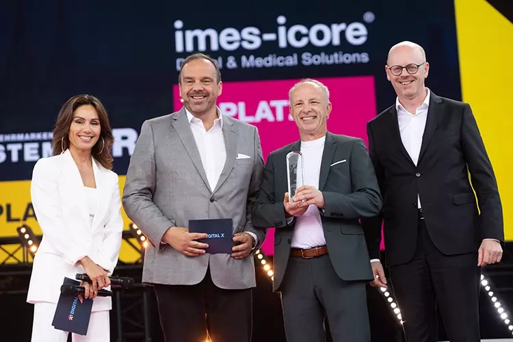 Preisverleihung v.l.n.r.: Moderatorin Nazan Eckes, Hagen Rickmann (Geschäftsführer Geschäftskunden Telekom Deutschland GmbH) sowie Christoph Stark (CEO imes-icore GmbH) und Christian Müller (COO imes-icore GmbH)