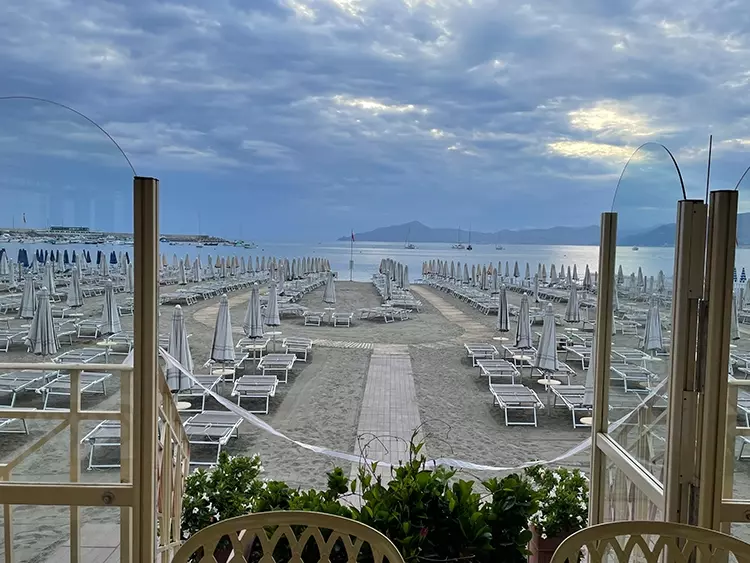 Der Freitagabend bot den Teilnehmern und Referenten die Gelegenheit, den Tag bei einem exquisiten Dinner im hochklassigen Ristorante La Terrazza ausklingen zu lassen, während die wunderschöne Kulisse am Strand beeindruckte.