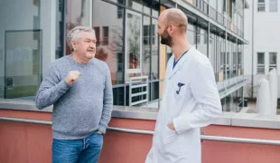 Dr. Stefan Böhm (l) und PD Dr. med. dent. Andreas Keßler, M.Sc. (r) im Gespräch.