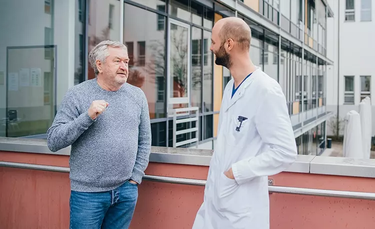 Dr. Stefan Böhm (l) und PD Dr. med. dent. Andreas Keßler, M.Sc. (r) im Gespräch.