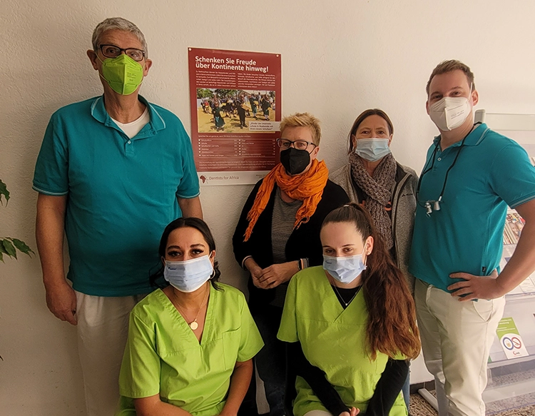 Dr. Hase und sein Praxis-Team beteiligen sich am jährlichen DfA-Gutscheinverkauf. Dabei gehen auch Ziegen und Hühner über den Empfangstresen der Zahnarztpraxis in Stuttgart.